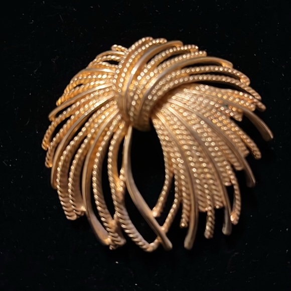 Gold Color Unique Design Brooch - Picture 4 of 16